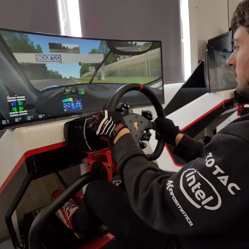 Ecco Amos Laurito in azione con la Porsche 911 GT3 Cup. Display C49HG90 ultrawide, postazione Sparco Porsche Edition e kit volante e pedaliera Fanatec