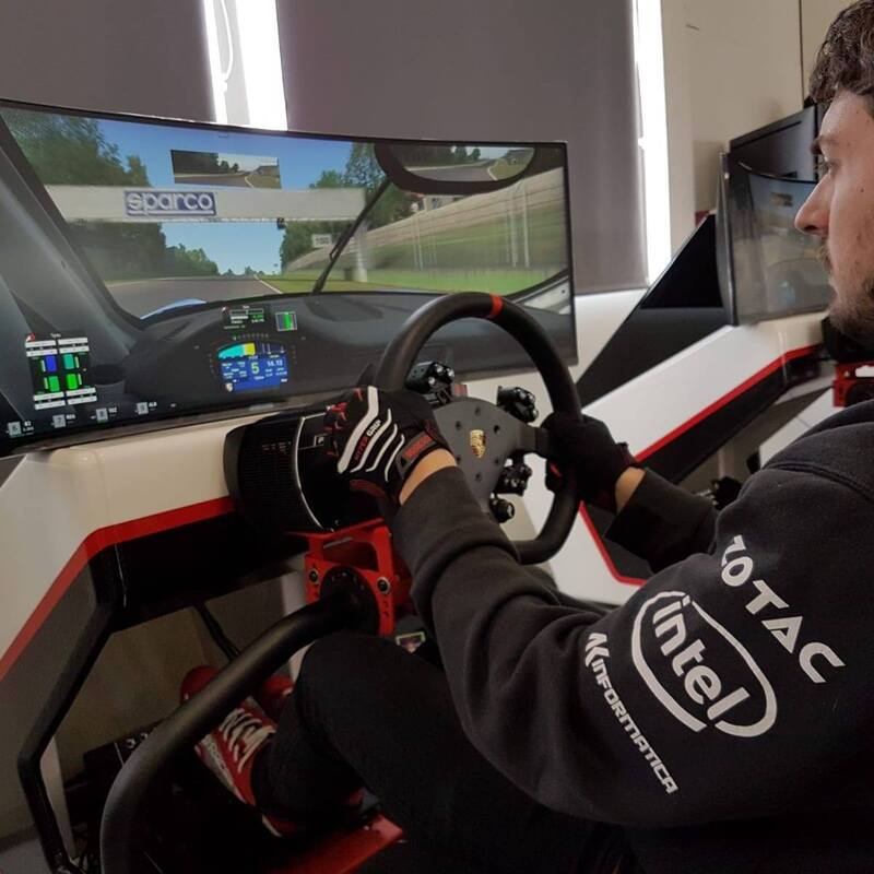 Ecco Amos Laurito in azione con la Porsche 911 GT3 Cup. Display C49HG90 ultrawide, postazione Sparco Porsche Edition e kit volante e pedaliera Fanatec