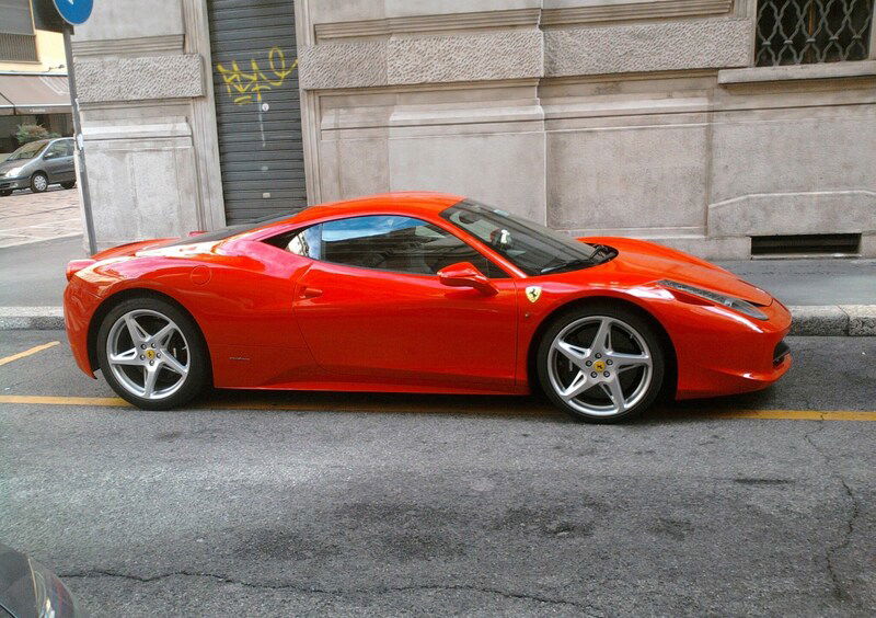 Parcheggia la Ferrari nel posto per disabili: filmato, posta minacce. &laquo;Ci vediamo in Tribunale, co...ne&raquo;