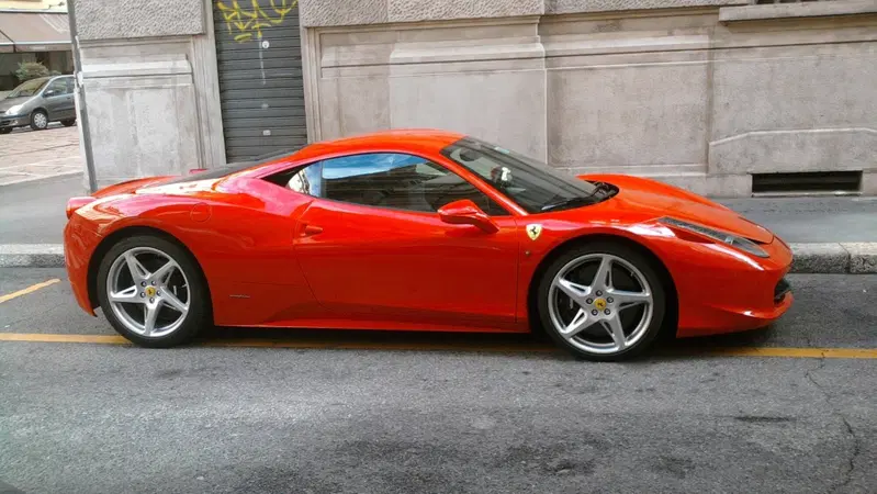 Parcheggia la Ferrari nel posto per disabili: filmato, posta minacce. «Ci vediamo in Tribunale, co...ne»