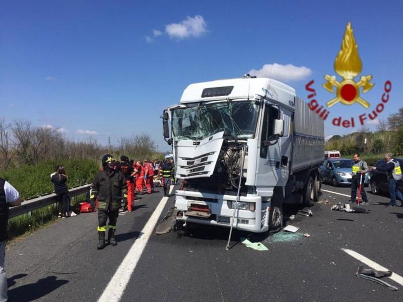 Incidente in A1: camion contro bus con bambini, 6 feriti