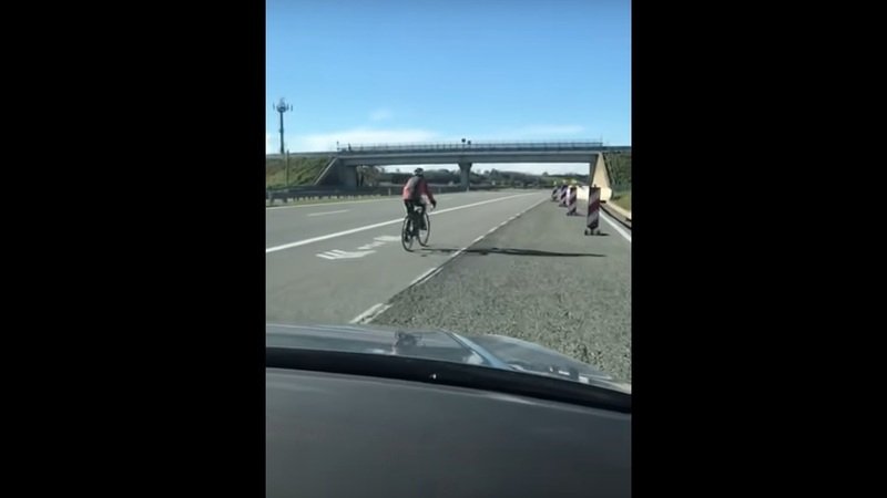 Ciclista sulla A6 Torino-Savona: fermato [Video]