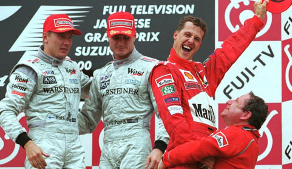 Michael Schumacher e Jean Todt pazzi di gioia sul podio di Suzuka 2000