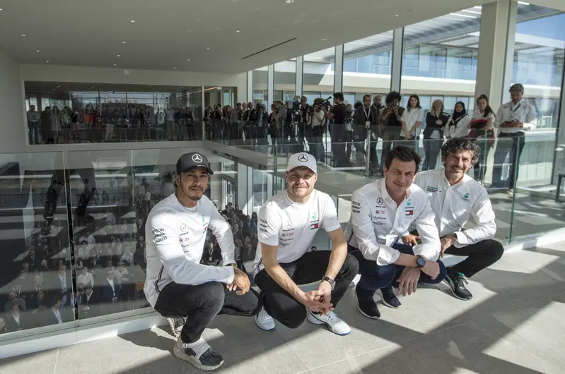 D'Arrigo con Lewis Hamilton, Valtteri Bottas e Toto Wolff