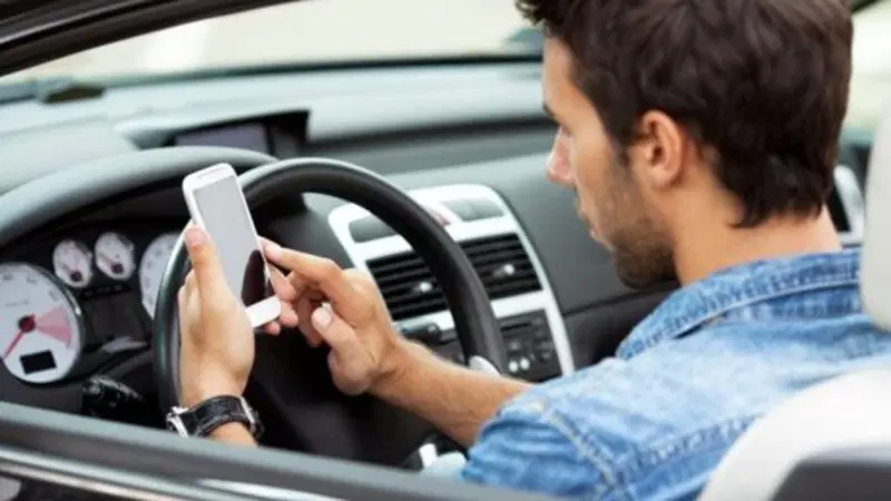 Codice Della Strada, sì ai 125 in autostrada e patente sospesa per la guida al cellulare
