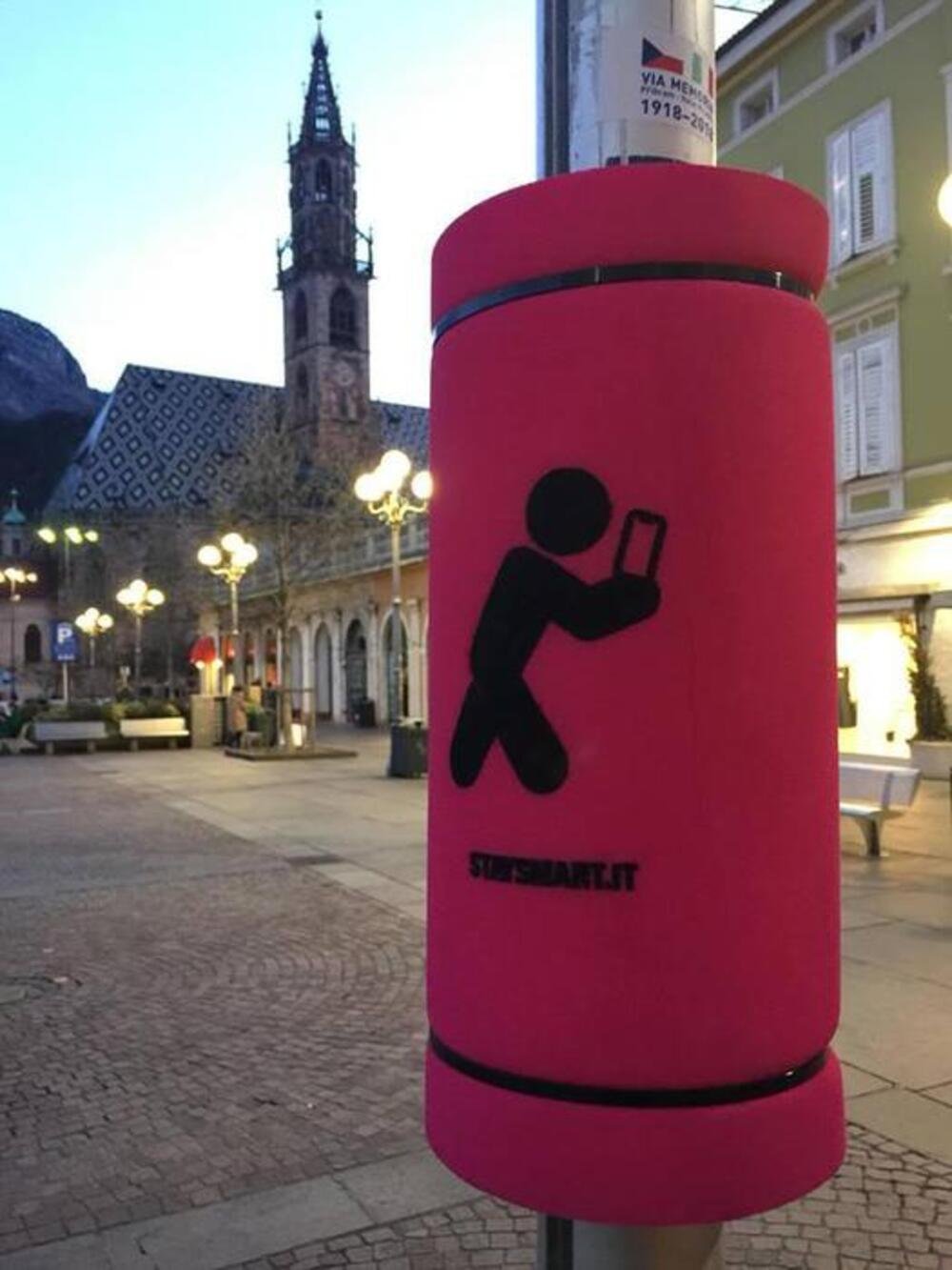 A Bolzano la provincia autonoma ha installato dei cuscini paracolpi per i pedoni distratti dallo smartphone