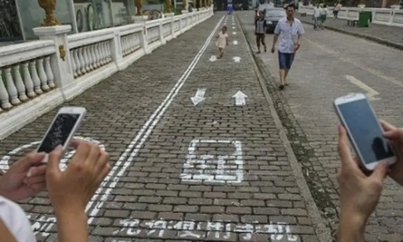 Una corsia pedonale dedicata agli "smombie" in Giappone