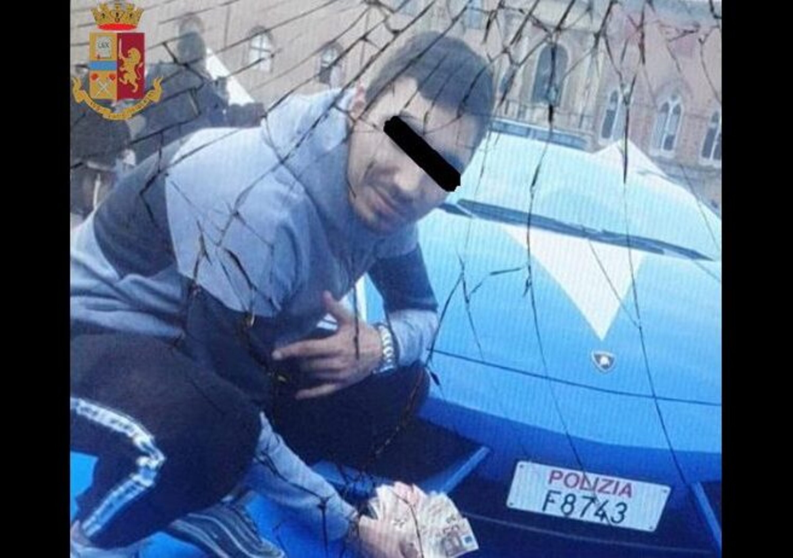 Bologna, selfie davanti a Lamborghini della Polizia: trovati con 70 g di hashish
