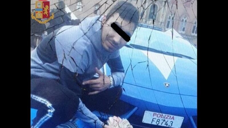 Bologna, selfie davanti a Lamborghini della Polizia: trovati con 70 g di hashish