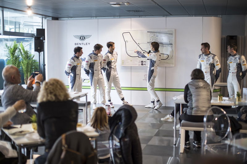 Andy Soucek mentre spiega nel dettaglio come affrontare i diversi tratti del circuito di Monza