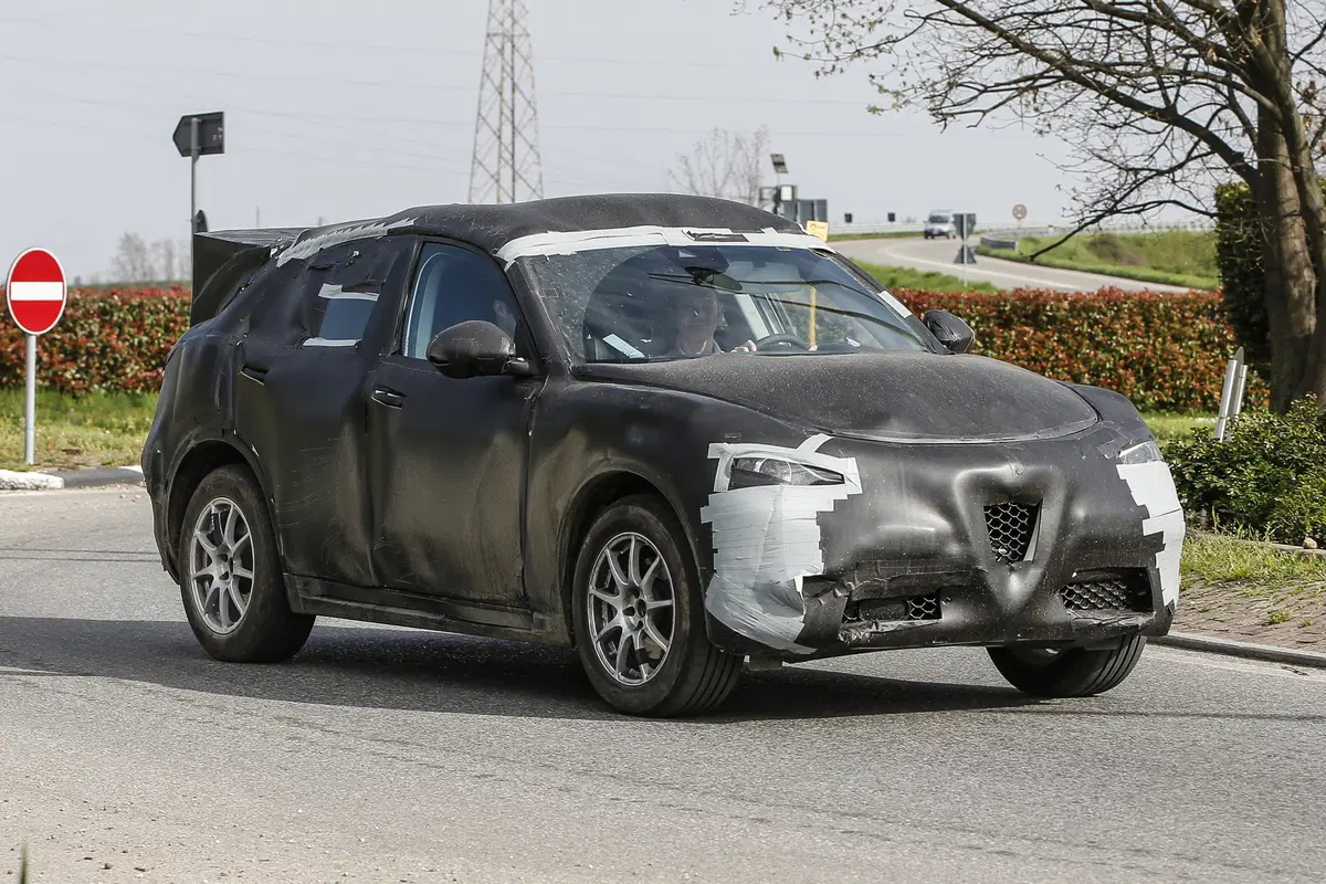 Alfa Romeo Stelvio: ecco il SUV con carrozzeria definitiva (3)