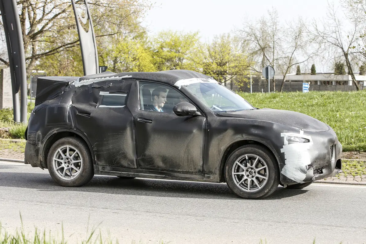Alfa Romeo Stelvio: ecco il SUV con carrozzeria definitiva (5)
