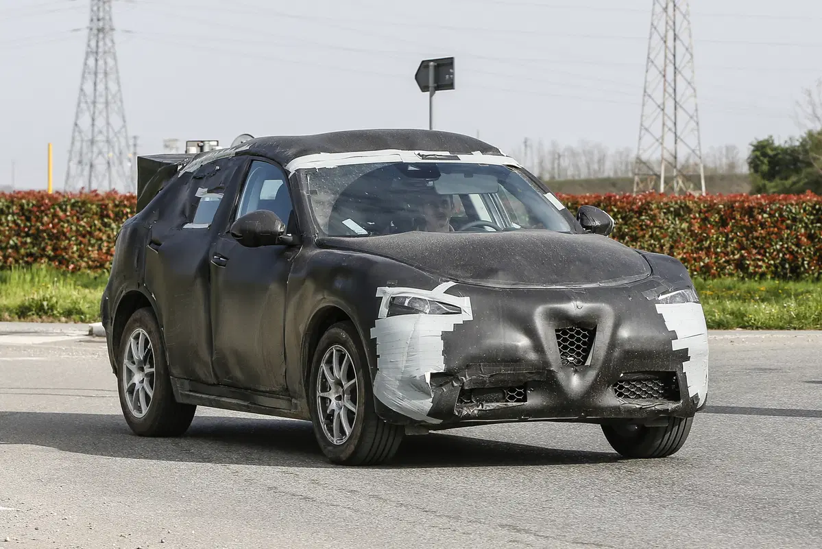 Alfa Romeo Stelvio: ecco il SUV con carrozzeria definitiva (2)