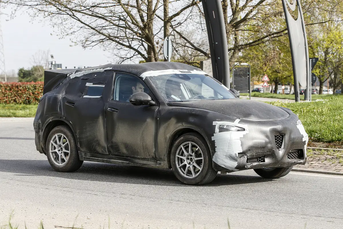 Alfa Romeo Stelvio: ecco il SUV con carrozzeria definitiva (4)