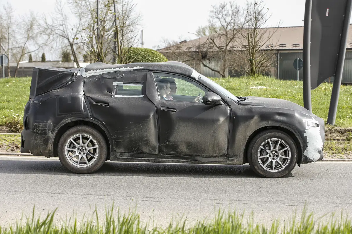 Alfa Romeo Stelvio: ecco il SUV con carrozzeria definitiva (6)