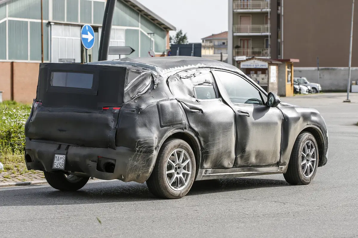 Alfa Romeo Stelvio: ecco il SUV con carrozzeria definitiva (9)