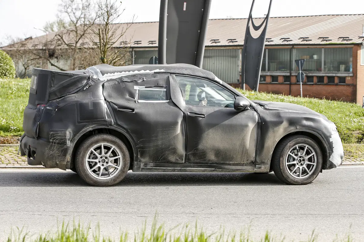 Alfa Romeo Stelvio: ecco il SUV con carrozzeria definitiva (7)