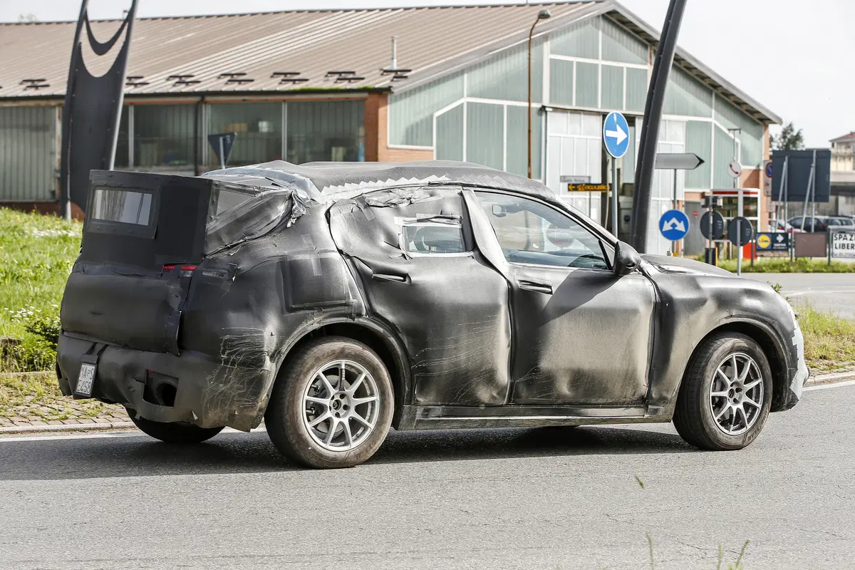 Alfa Romeo Stelvio: ecco il SUV con carrozzeria definitiva (8)