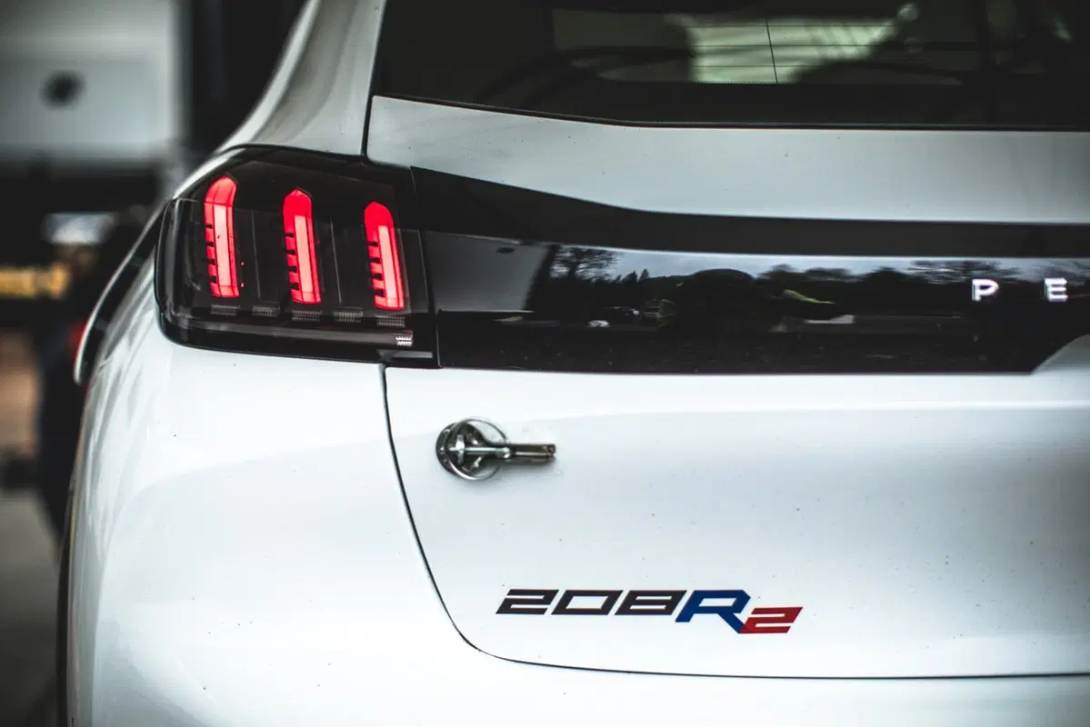 Nuova Peugeot 208R2, in arrivo la 208 per i rally (7)