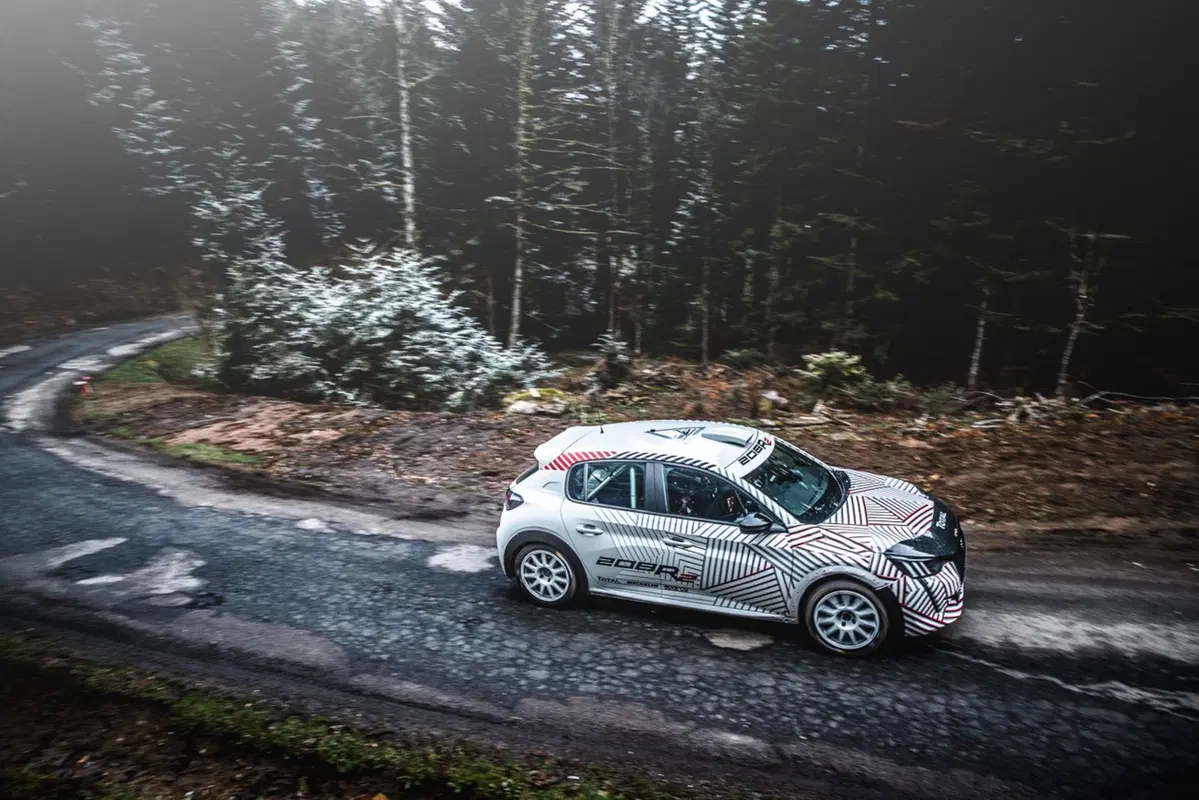 Nuova Peugeot 208R2, in arrivo la 208 per i rally (4)