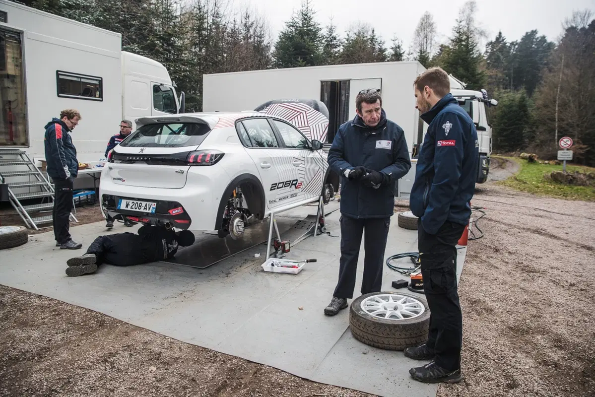 Nuova Peugeot 208R2, in arrivo la 208 per i rally (10)