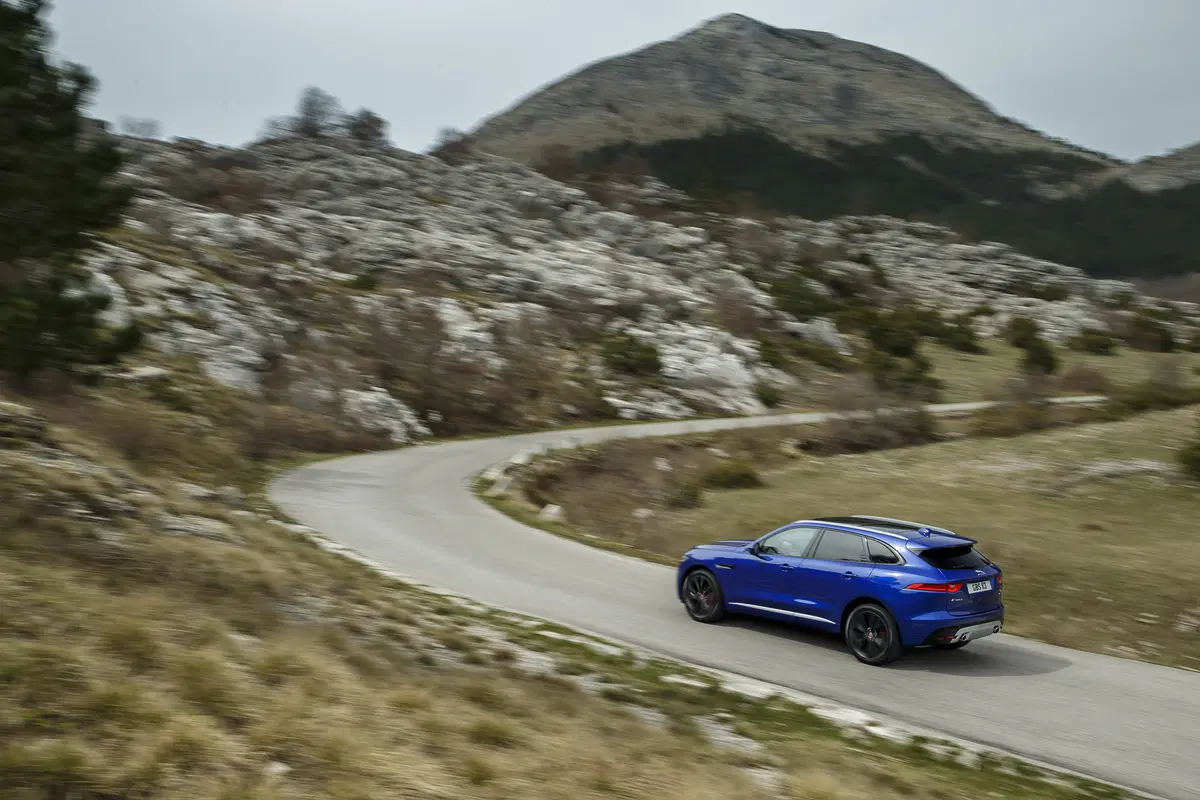 Jaguar F-Pace [Video] (11)