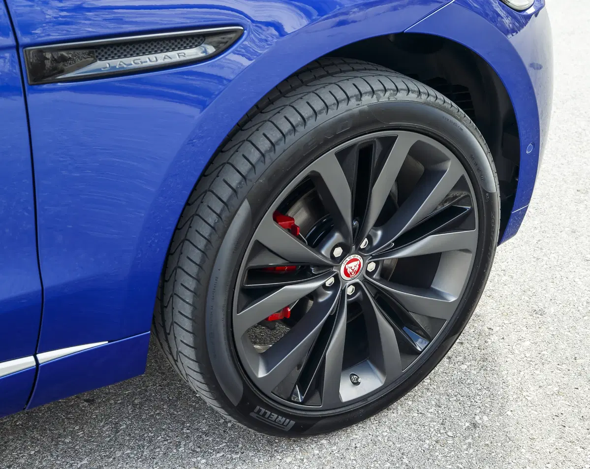 Jaguar F-Pace [Video] (17)