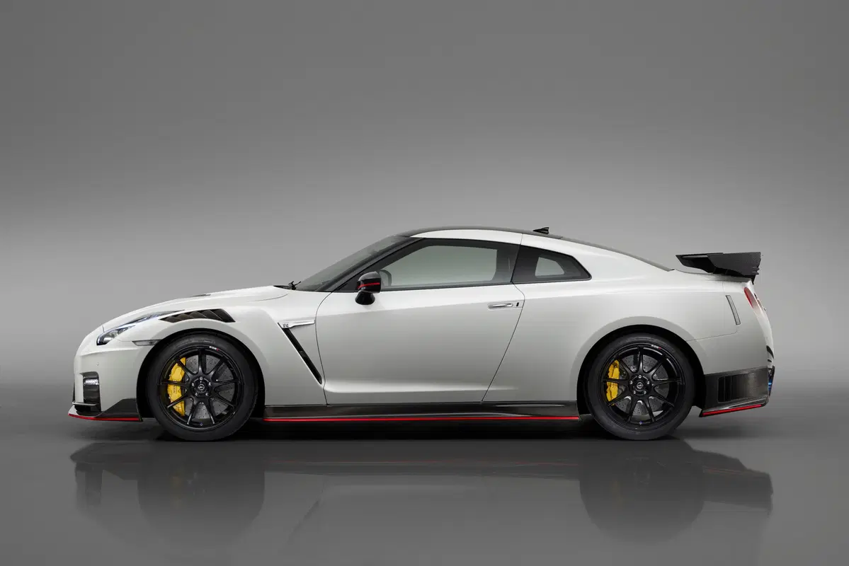 Nissan GT-R Nismo 2020, tolti i veli a New York (2)