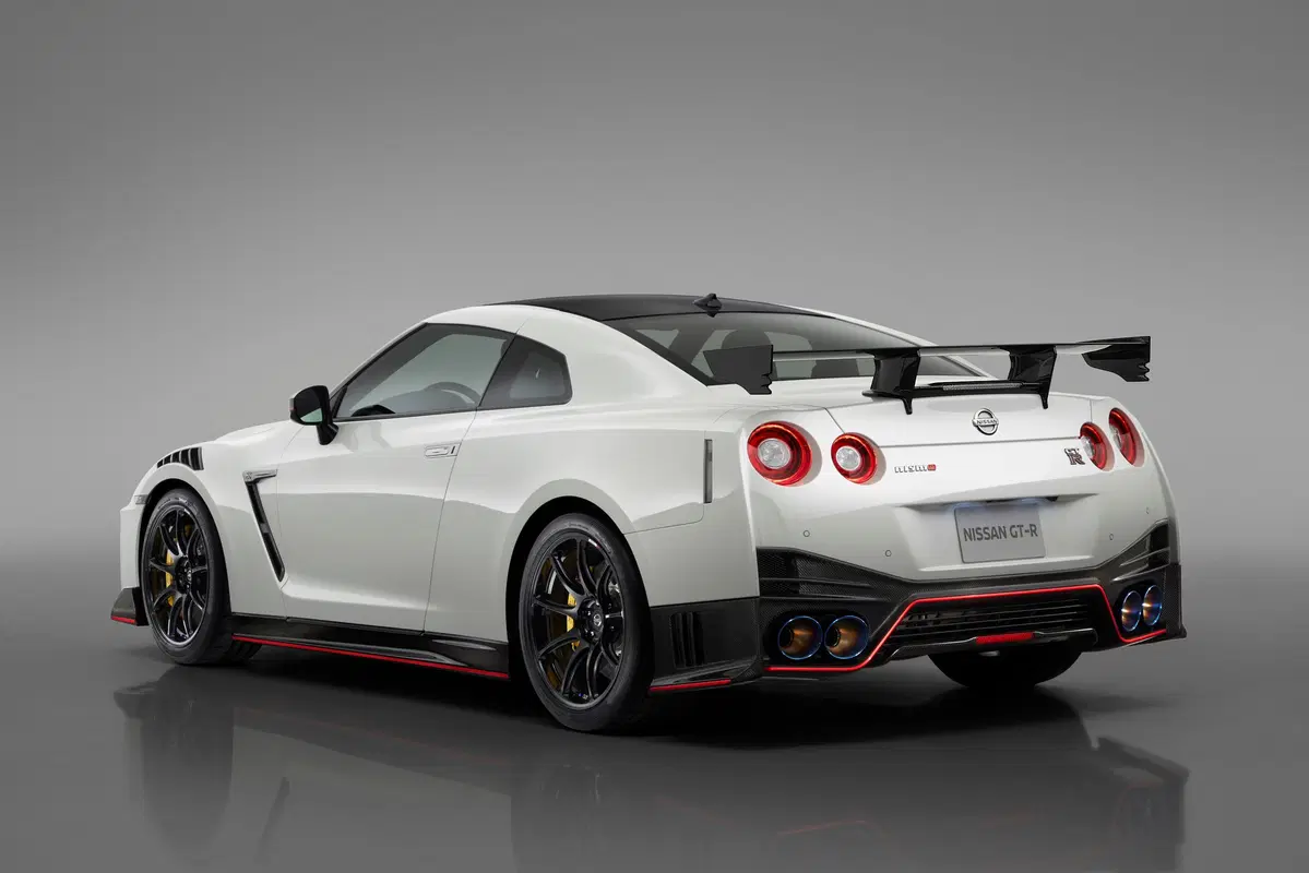 Nissan GT-R Nismo 2020, tolti i veli a New York (3)