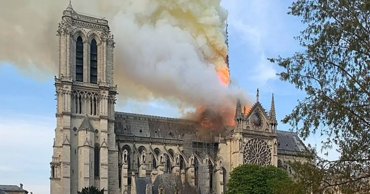 Incendio Notre-Dame, Parigi: Nissan dona 100mila € per la cattedrale, Michelin 1 milione, Total 100