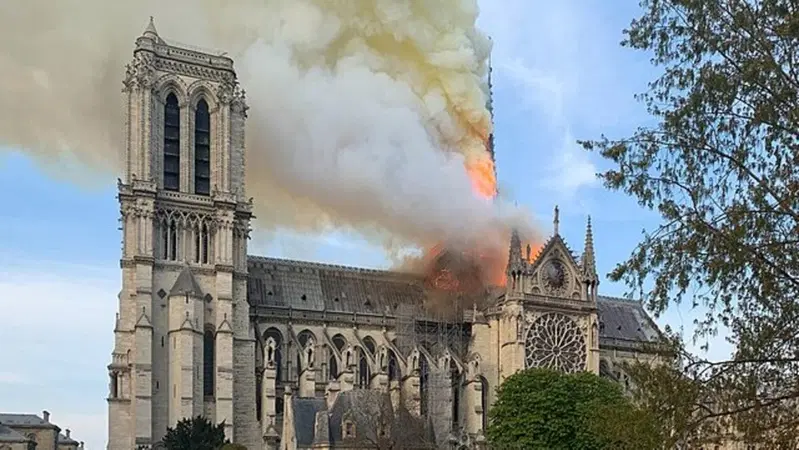 Incendio Notre-Dame, Parigi: Nissan dona 100mila € per la cattedrale, Michelin 1 milione, Total 100