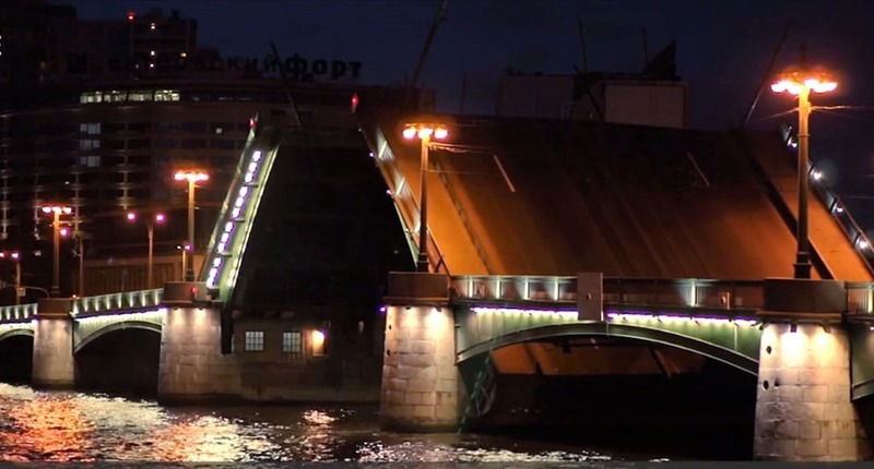 Russia, Follia italiana: tenta di saltare con auto ponte di San Pietroburgo e viene arrestato [video]