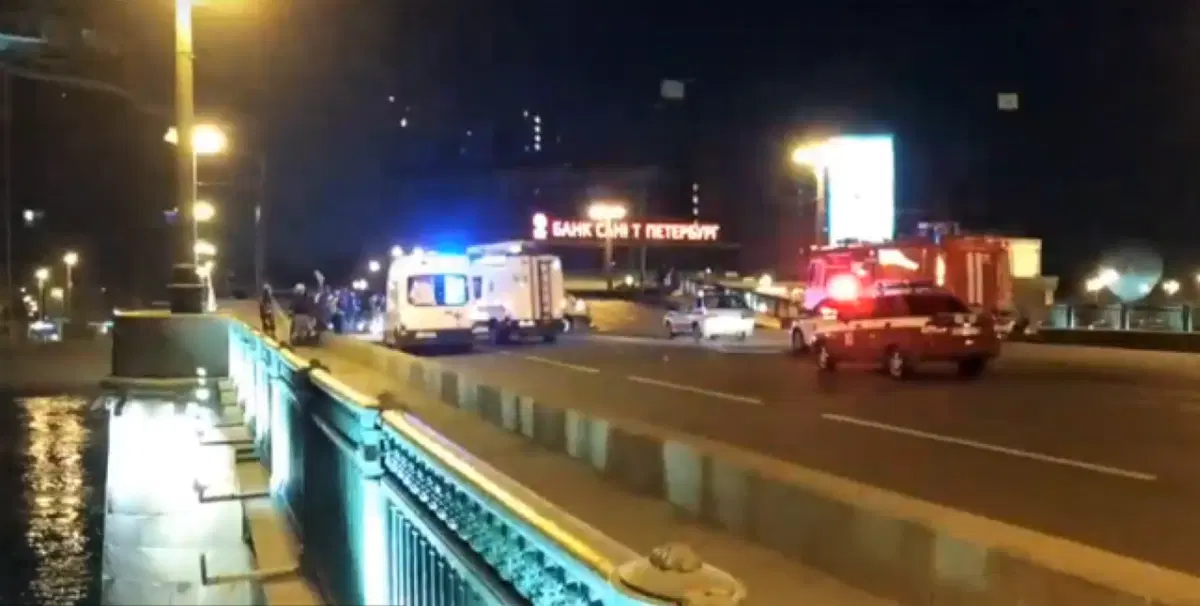 Russia, Follia italiana: tenta di saltare con auto ponte di San Pietroburgo e viene arrestato [video] (3)