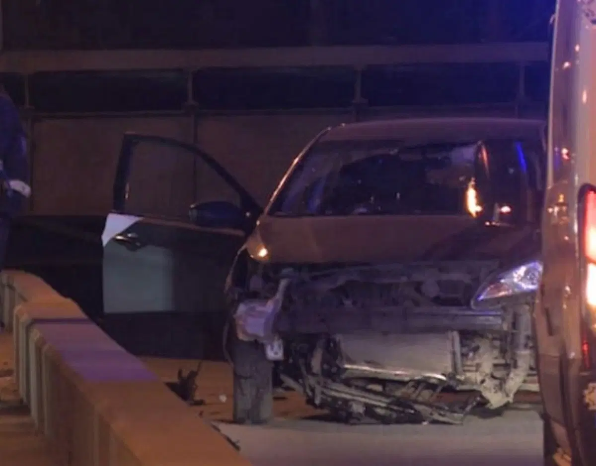 Russia, Follia italiana: tenta di saltare con auto ponte di San Pietroburgo e viene arrestato [video] (5)