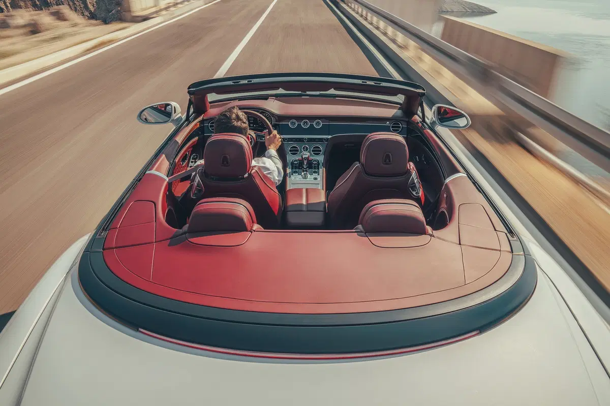 Bentley Continental GTC 2019, capelli al vento per festeggiare i 100 anni [Video] (2)