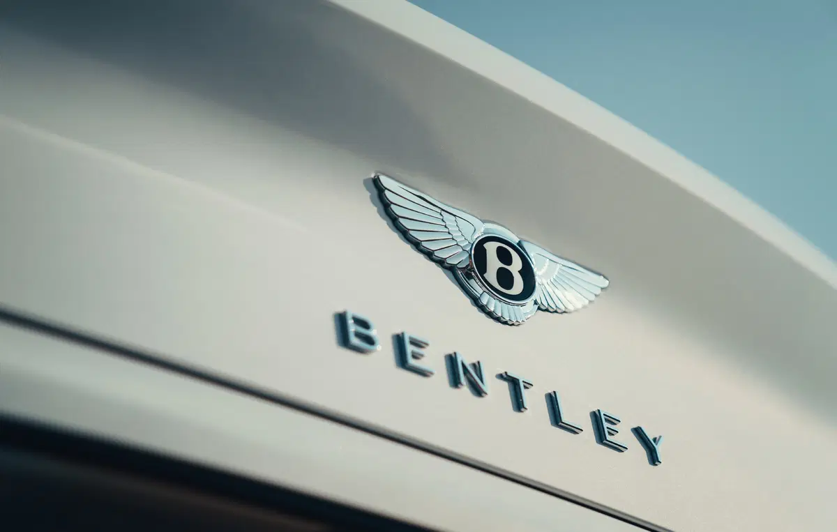Bentley Continental GTC 2019, capelli al vento per festeggiare i 100 anni [Video] (4)