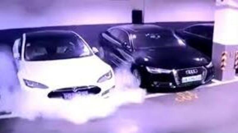 Tesla esplode in un parcheggio cinese [video]