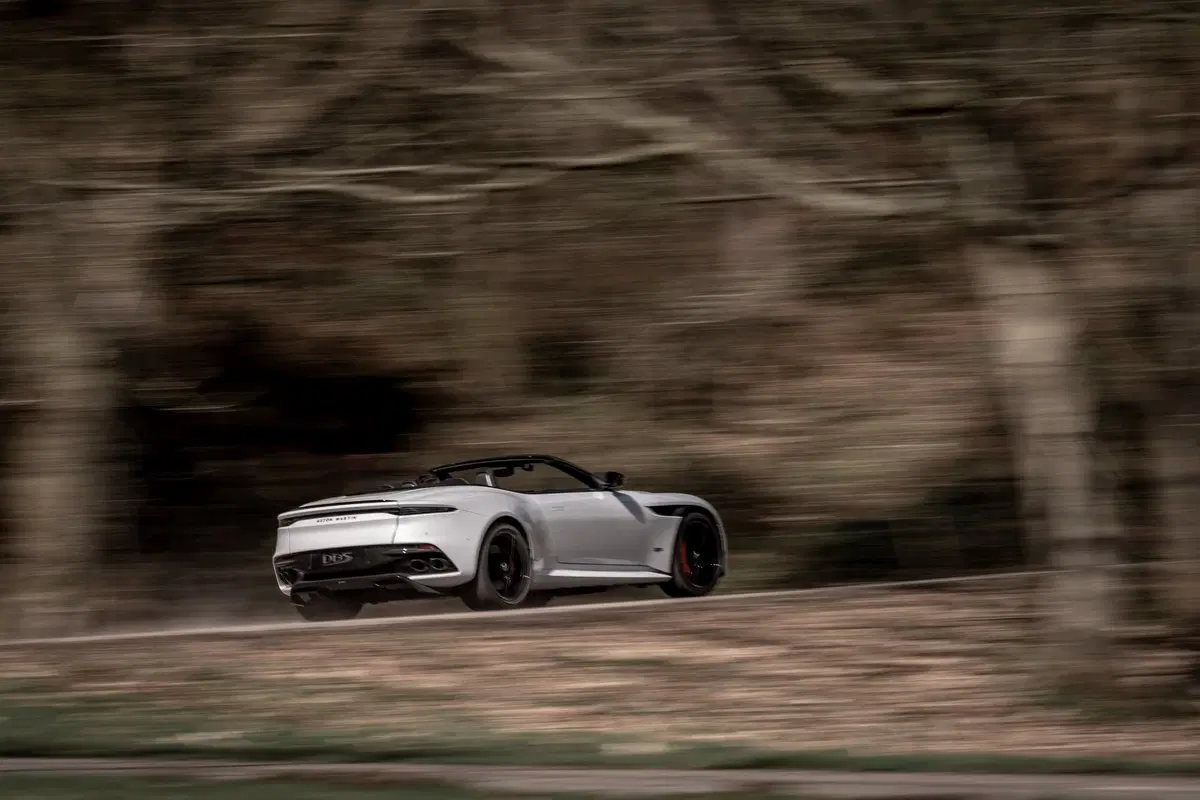 Aston Martin DBS Superleggera Volante, en plein air (3)