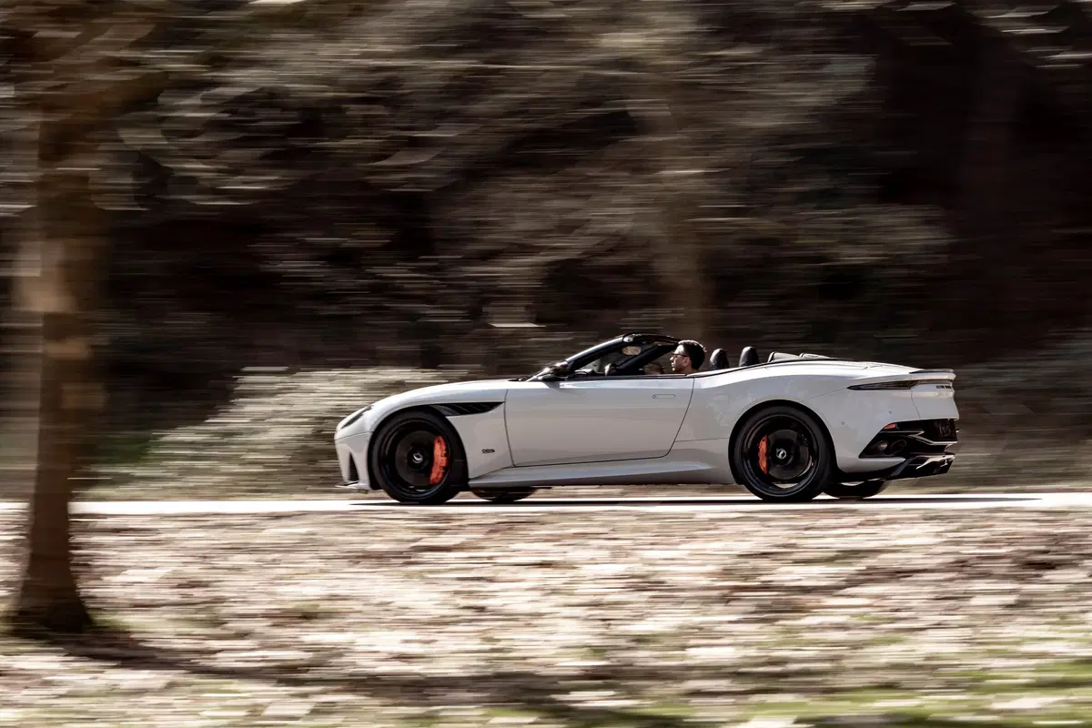 Aston Martin DBS Superleggera Volante, en plein air (9)