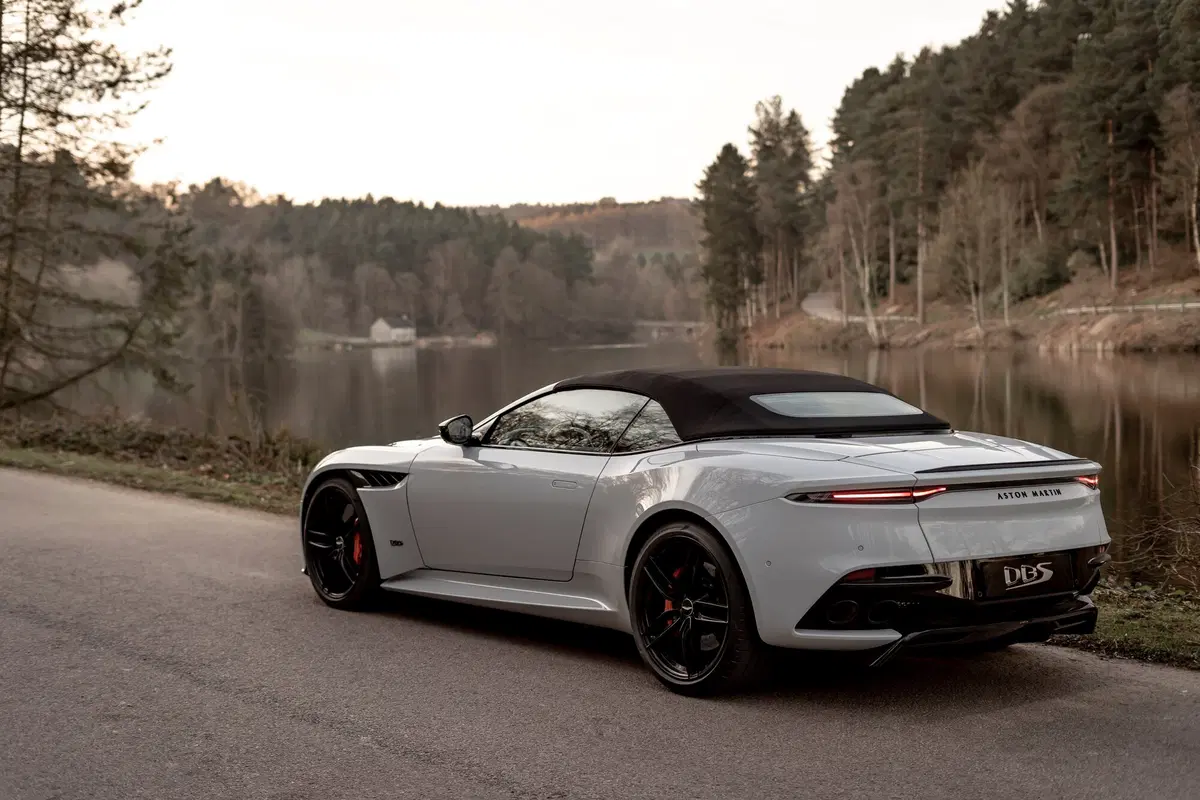 Aston Martin DBS Superleggera Volante, en plein air (4)