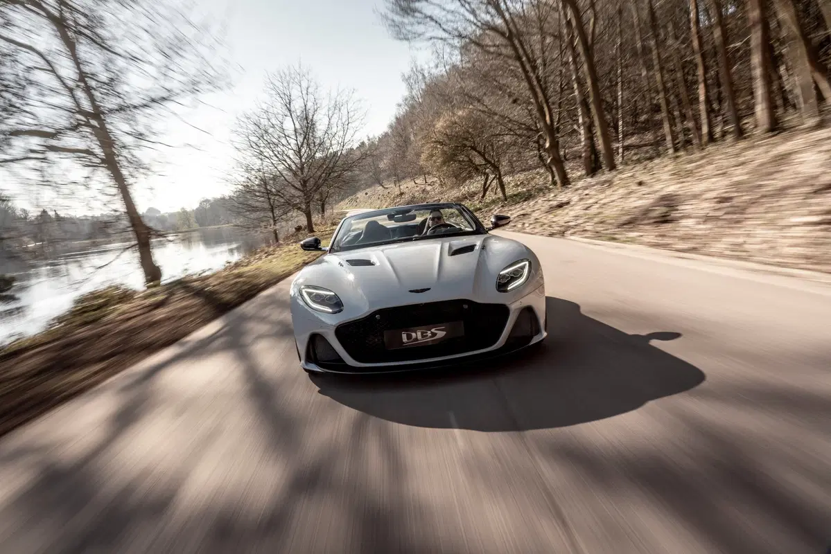 Aston Martin DBS Superleggera Volante, en plein air (11)