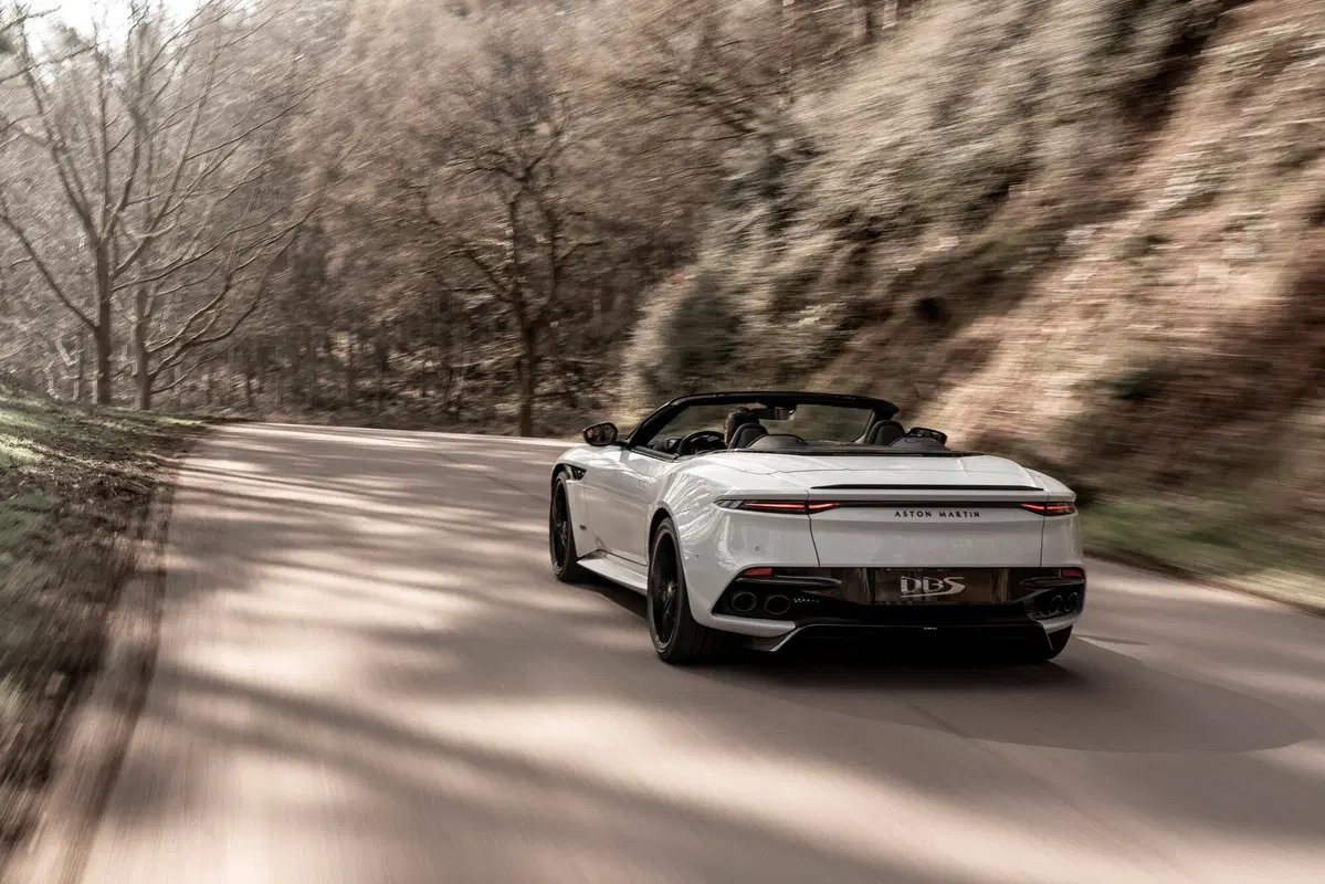 Aston Martin DBS Superleggera Volante, en plein air (12)