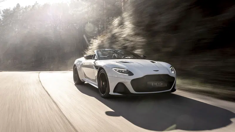 Aston Martin DBS Superleggera Volante, en plein air