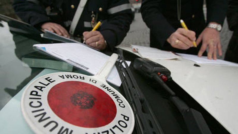 Auto dei Vigili urbani senza assicurazione: sequestrata dai Carabinieri