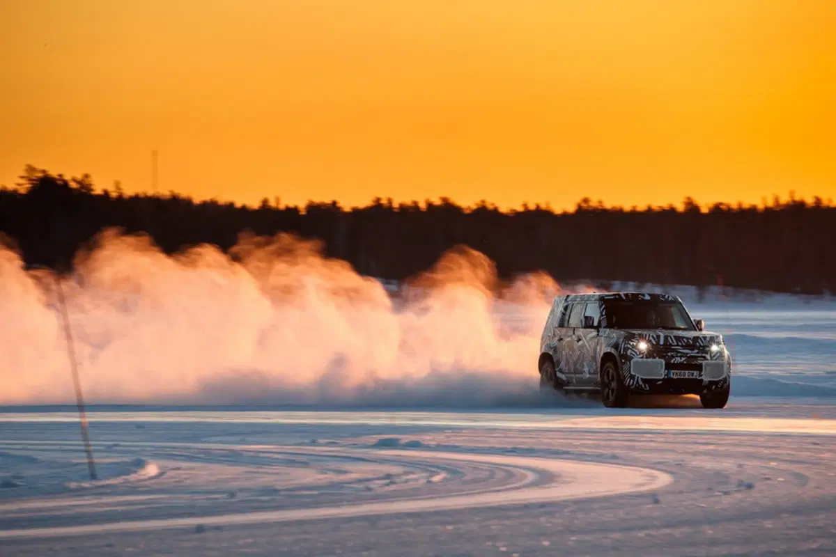 Land Rover Defender 2020, nuove immagini del prototipo (4)