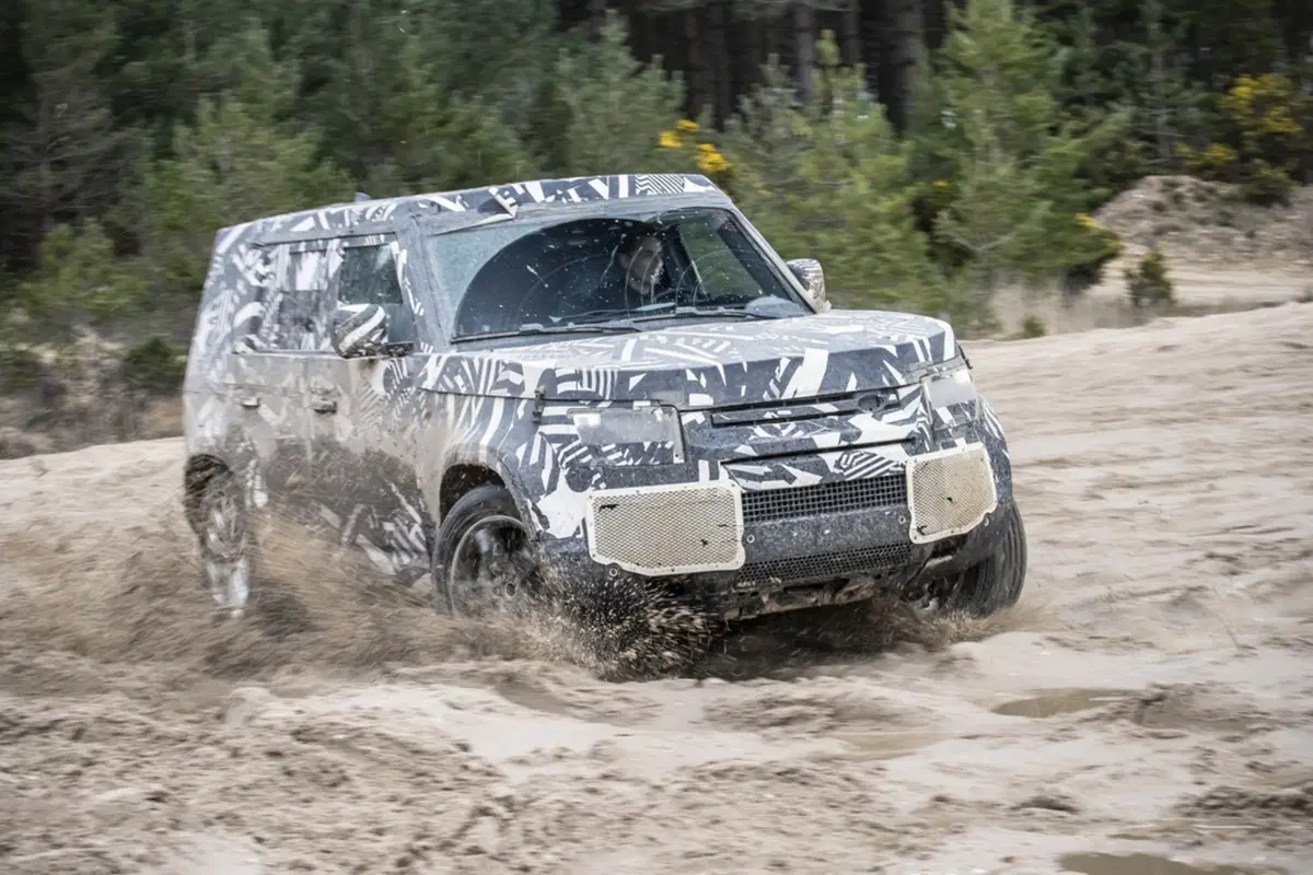 Land Rover Defender 2020, nuove immagini del prototipo (8)