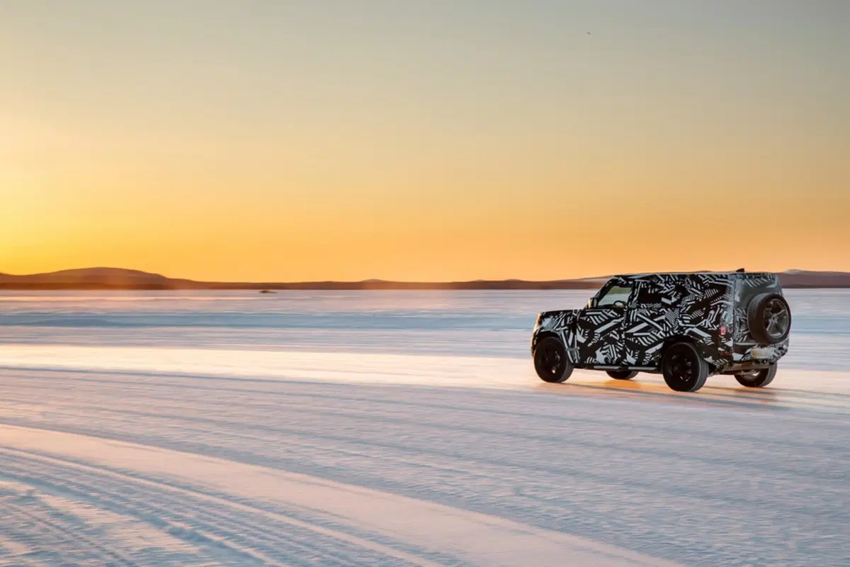 Land Rover Defender 2020, nuove immagini del prototipo (10)