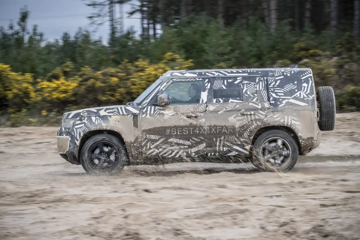 Land Rover Defender 2020, nuove immagini del prototipo (12)