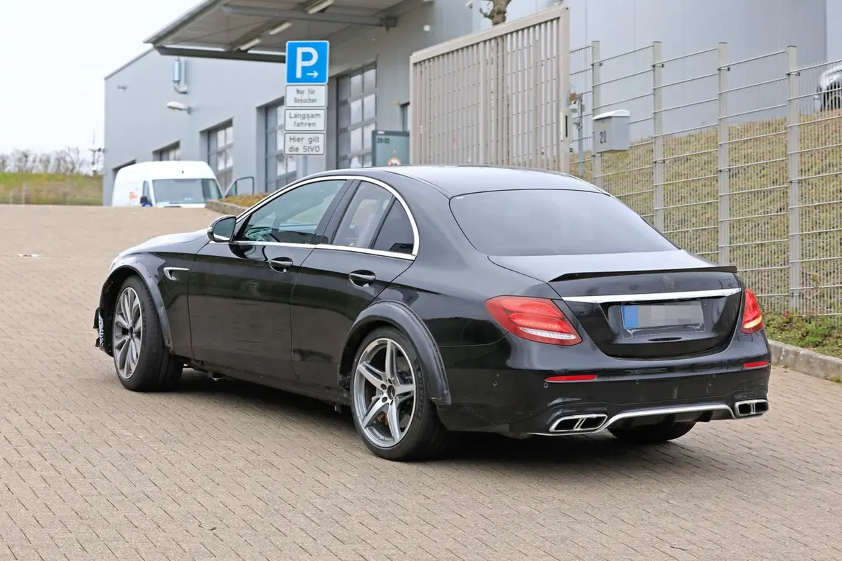 Mercedes AMG, pizzicato un bizzarro prototipo al Nurburgring  (2)