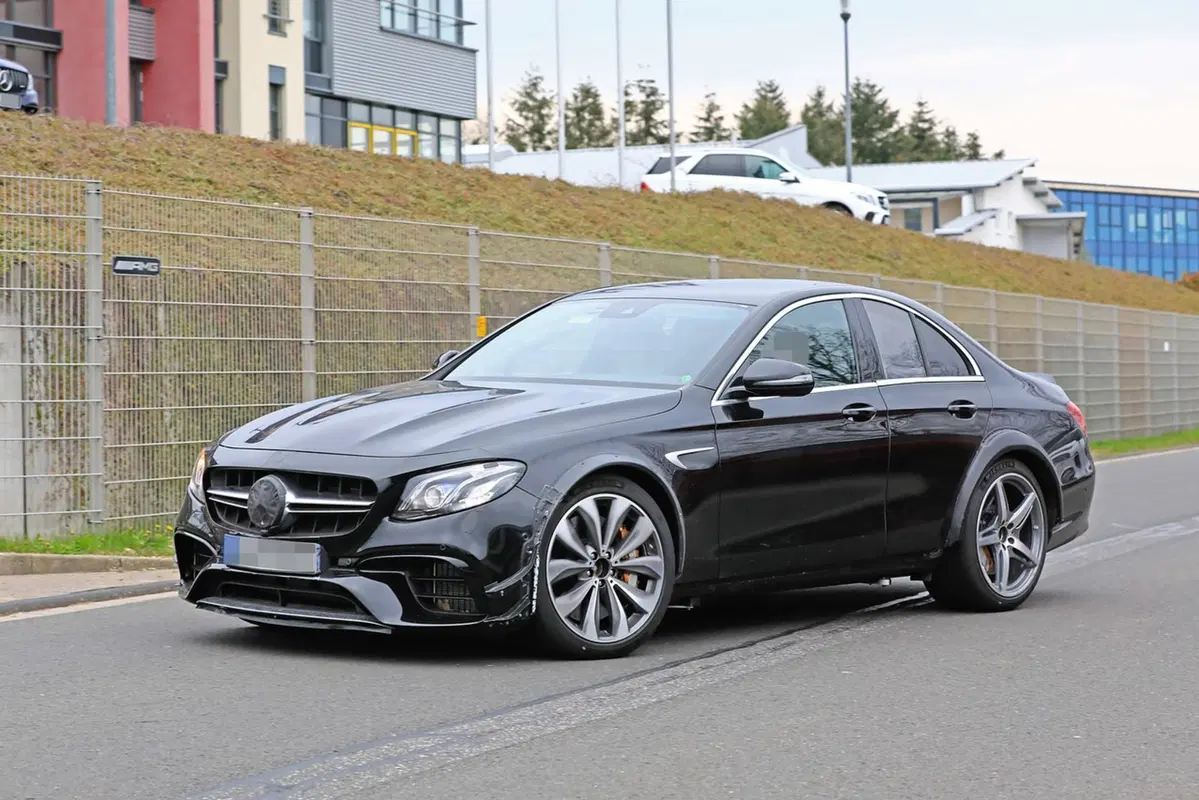 Mercedes AMG, pizzicato un bizzarro prototipo al Nurburgring  (3)